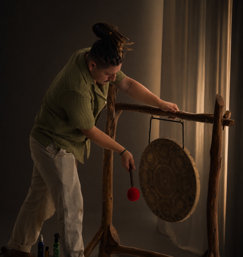 Benjamín guiando con gong sagrado