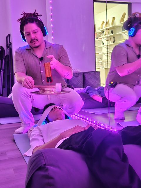 Participantes en sesión de terapia de sonido grupal
