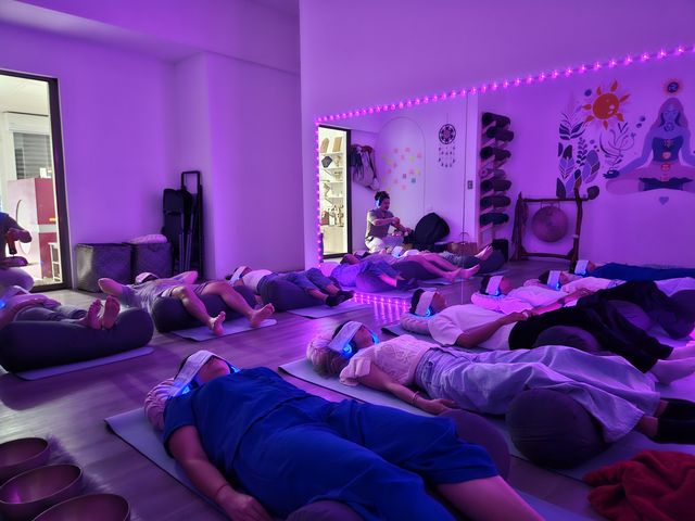 Facilitador Benjamín guiando la terapia sonora